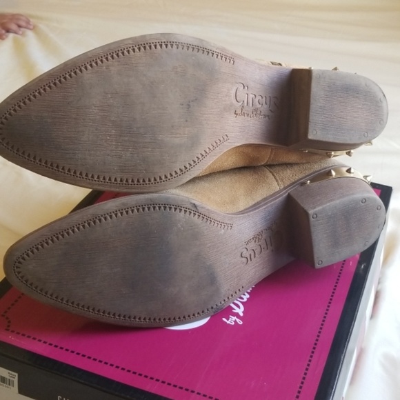 Leather low heel  booties with gold spikes on heel - Picture 4 of 8